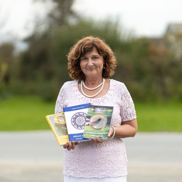 Angelja z vsemi tremi knjigami v roki